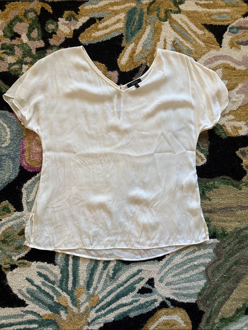 Quince - Lightweight Silk/Spandex blend White V-Neck Short Sleeve Top - S
